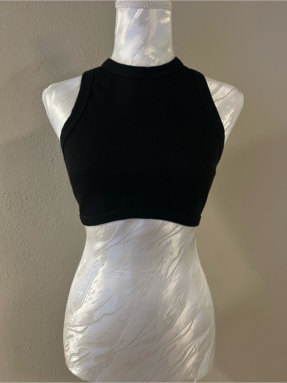 SHEIN Black Ribbed Halter Crop Top
